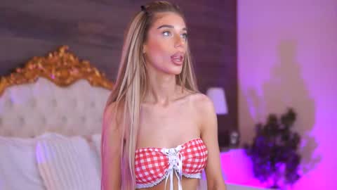 Snapshot of ellieredd chatting on 09.24.25 Ellie online show from 09.24.25