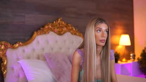 Snapshot of ellieredd chatting on 10.13.25 Ellie online show from 10.13.25