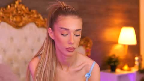 Snapshot of ellieredd chatting on 10.20.25 Ellie online show from 10.20.25