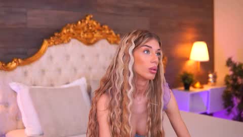 Snapshot of ellieredd chatting on 11.03.25 Ellie online show from 11.03.25