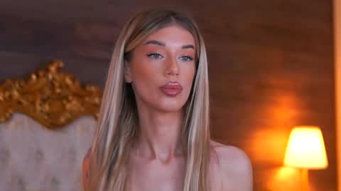 Snapshot of ellieredd chatting on 11.08.25 Ellie online show from 11.08.25