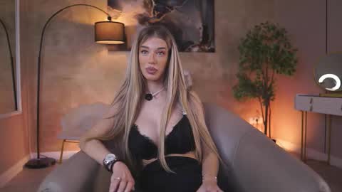 Snapshot of ellieredd chatting on 11.26.25 Ellie online show from 11.26.25