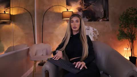 Snapshot of ellieredd chatting on 11.30.25 Ellie online show from 11.30.25