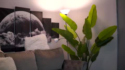 Snapshot of ellieredd chatting on 12.14.25 Ellie online show from 12.14.25