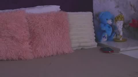 EllinaNuria online show from 04.21.26