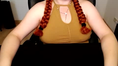 Snapshot of elly_petite chatting on 06.18.26 Elly online show from 06.18.26
