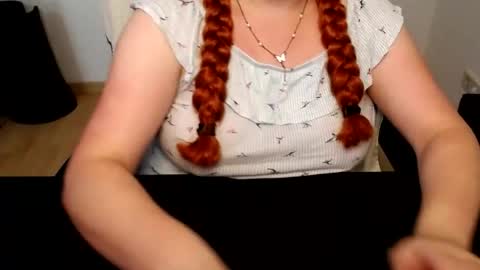 Snapshot of elly_petite chatting on 07.14.26 Elly online show from 07.14.26