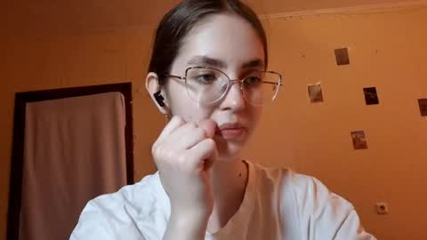 Snapshot of elmeraurora chatting on 05.18.26 Kate online show from 05.18.26