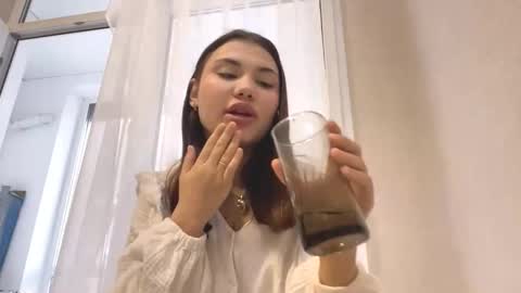 Snapshot of eloisetatsuhara chatting on 10.21.25 Alice online show from 10.21.25