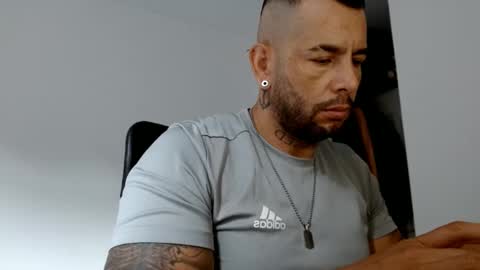 Snapshot of elosocazador chatting on 01.21.25 elosocazador online show from 01.21.25