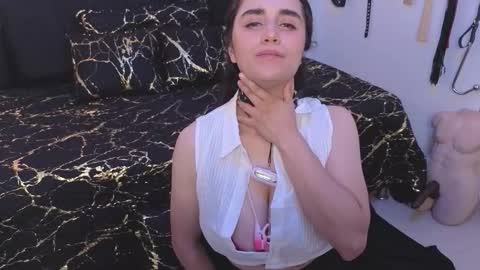 elowen_halley1 online show from 11.22.25