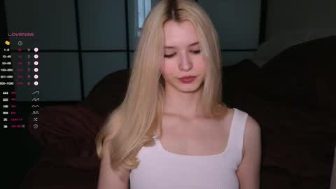 Snapshot of elsafawn chatting on 10.28.25 elsa online show from 10.28.25