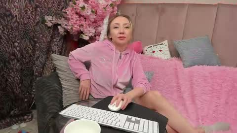 Snapshot of elvaarno chatting on 01.20.25 ElvaArno online show from 01.20.25