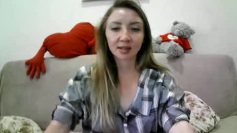 Snapshot of elvaarno chatting on 09.19.25 ElvaArno online show from 09.19.25