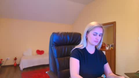 Snapshot of elysia3333 chatting on 10.28.25 elysia3333 online show from 10.28.25