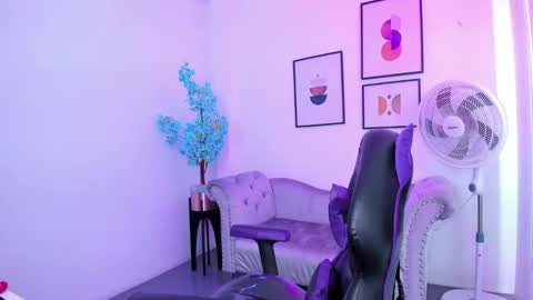 Snapshot of ema_louisx chatting on 01.19.25 Ema louisx online show from 01.19.25