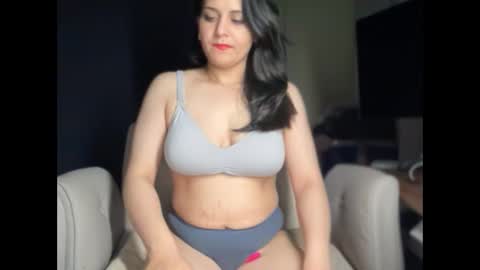 Snapshot of ema_lov3 chatting on 09.12.25 Ema Love online show from 09.12.25