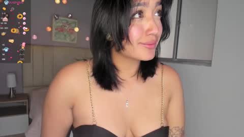 Snapshot of ema_saenz chatting on 01.11.25 Ema online show from 01.11.25
