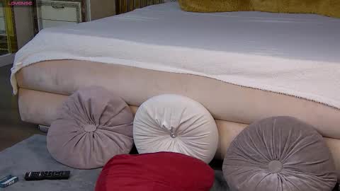 Snapshot of emawil chatting on 09.14.25 emawil online show from 09.14.25