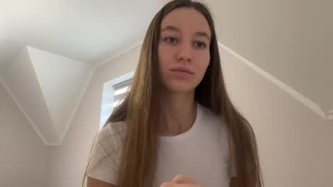 Snapshot of emberfamn chatting on 11.12.25 Alina online show from 11.12.25