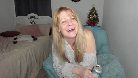 Snapshot of emberpheonixxx chatting on 12.20.24 Ember Pheonixxx online show from 12.20.24