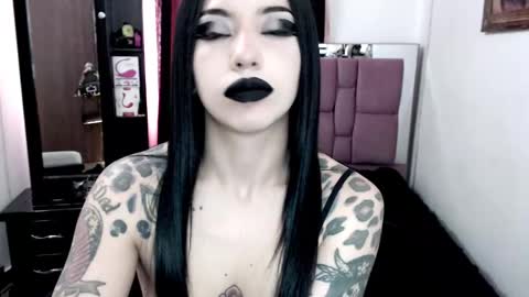 Snapshot of emearld_black chatting on 01.28.25 Emerald Black online show from 01.28.25