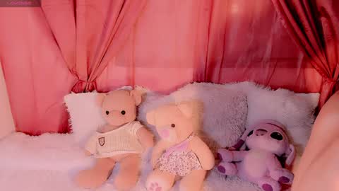 Snapshot of emely_rous chatting on 12.20.24 Emely Rous online show from 12.20.24