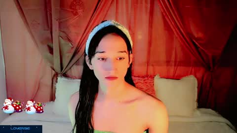 Snapshot of emely_rous chatting on 12.28.24 Emely Rous online show from 12.28.24