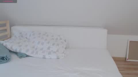 Snapshot of emerald_kittycat chatting on 12.04.25 just me online show from 12.04.25