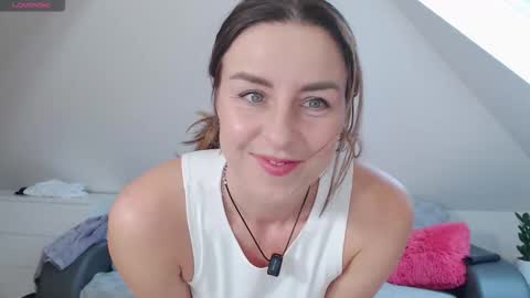 Snapshot of emerald_kittycat chatting on 02.11.26 just me online show from 02.11.26