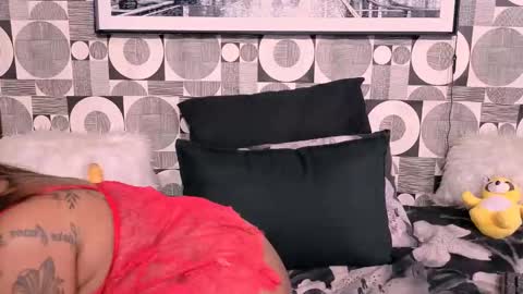 Snapshot of emeraldspark chatting on 09.23.25 emerald online show from 09.23.25