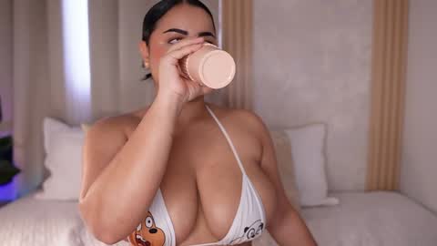 Snapshot of emiily_bell chatting on 12.25.24    online show from 12.25.24