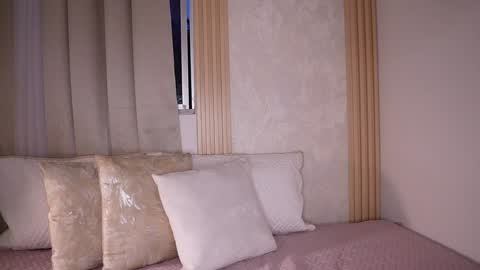 Snapshot of emiily_bell chatting on 12.28.24    online show from 12.28.24