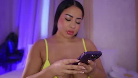 Snapshot of emiily_bell chatting on 02.18.25    online show from 02.18.25