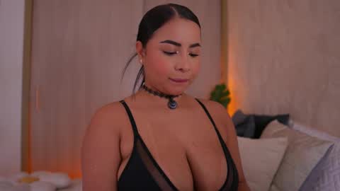 Snapshot of emiily_bell chatting on 09.10.25    online show from 09.10.25