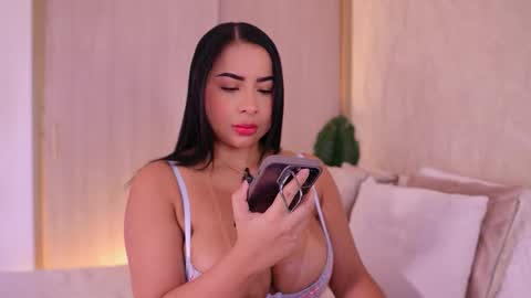 Snapshot of emiily_bell chatting on 09.24.25    online show from 09.24.25