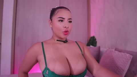 Snapshot of emiily_bell chatting on 10.30.25    online show from 10.30.25