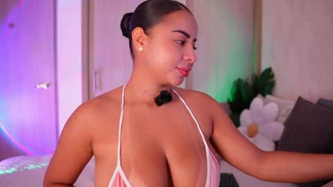 Snapshot of emiily_bell chatting on 05.24.26 online show from 05.24.26