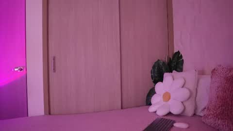 Snapshot of emiily_bell chatting on 07.19.26 online show from 07.19.26