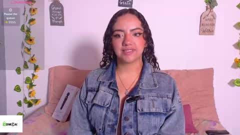Snapshot of emiily_curly chatting on 05.25.26 Emily online show from 05.25.26