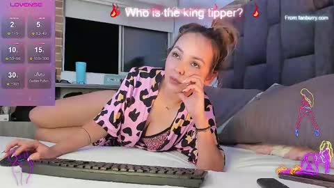 Snapshot of emiily_morgaan chatting on 01.14.25 Emy online show from 01.14.25