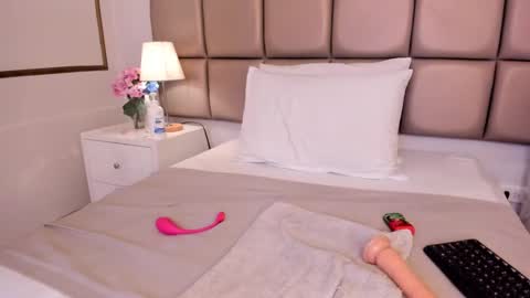 EMILY ROBERTS online show from 01.24.25