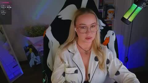 Snapshot of emili1_bc chatting on 09.09.25 Emili online show from 09.09.25