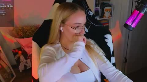 Snapshot of emili1_bc chatting on 09.20.25 Emili online show from 09.20.25