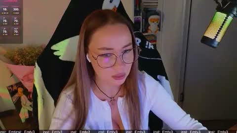 Snapshot of emili1_bc chatting on 11.18.25 Emili online show from 11.18.25