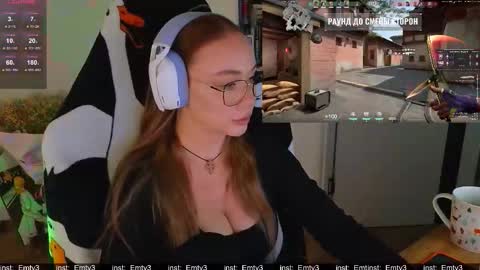 Snapshot of emili1_bc chatting on 11.21.25 Emili online show from 11.21.25