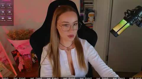 Snapshot of emili1_bc chatting on 12.02.25 Emili online show from 12.02.25