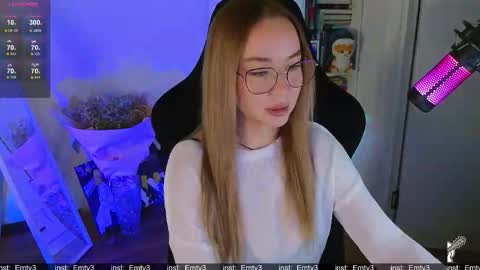 Snapshot of emili1_bc chatting on 12.03.25 Emili online show from 12.03.25