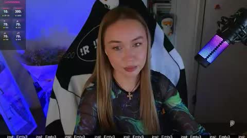 Snapshot of emili1_bc chatting on 12.16.25 Emili online show from 12.16.25