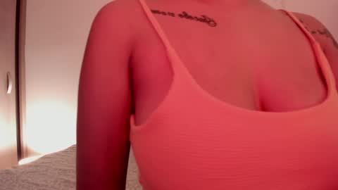 Snapshot of emilia_ghendle chatting on 01.04.25 Emilia Big Boobs online show from 01.04.25